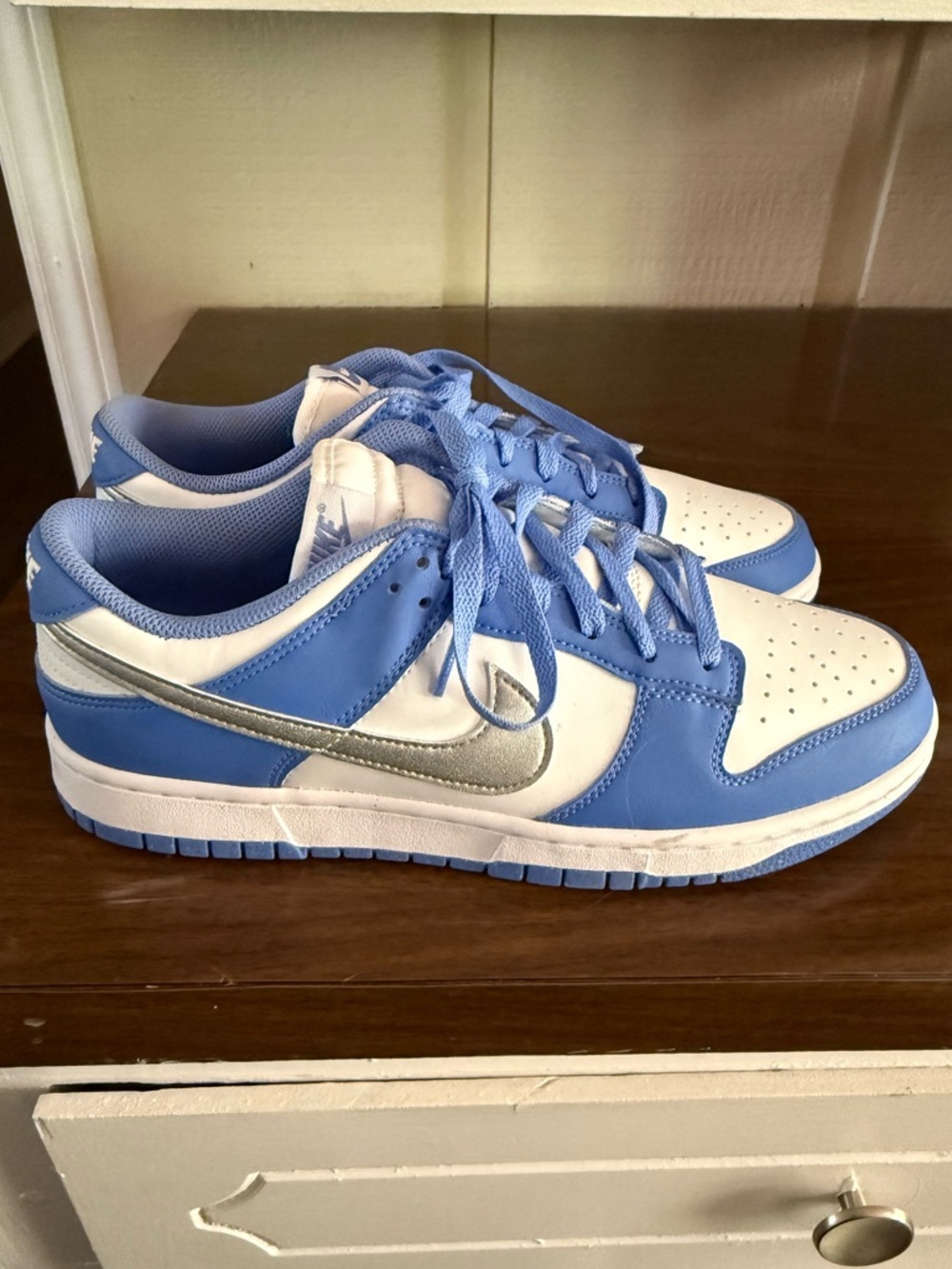 Nikes never worn - Picture 3 of 8